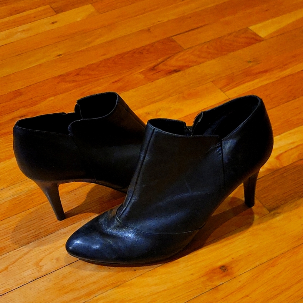 Nine West Size 10 black leather high heel booties